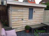 Op maat gebouwd tuinhuis met bank in Haarlem