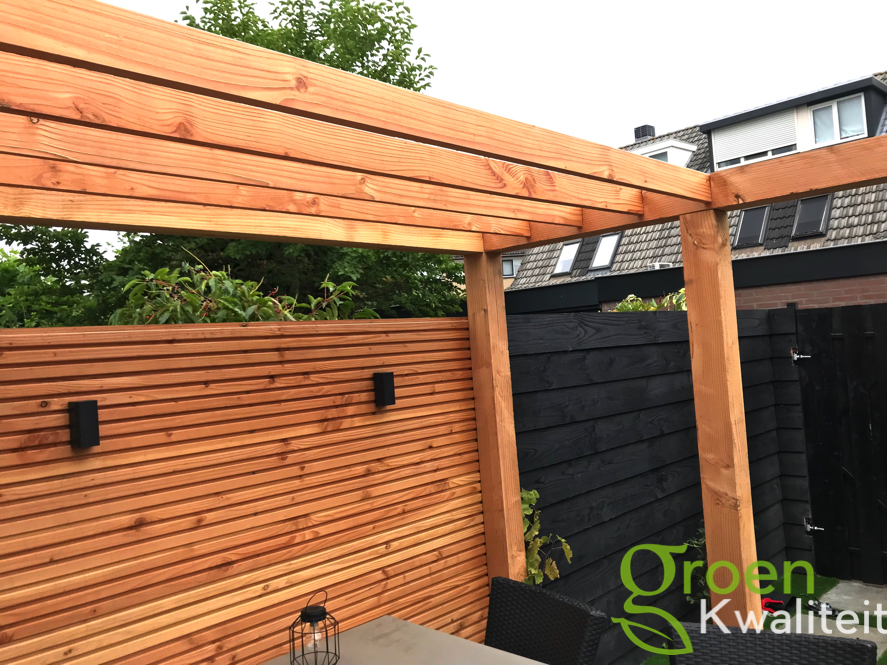 De Tuin met schutting - Douglas rhombus profiel massieve pergola.