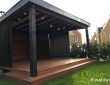 Robuuste veranda met hardhouten vlonder