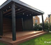 Robuuste veranda met hardhouten vlonder