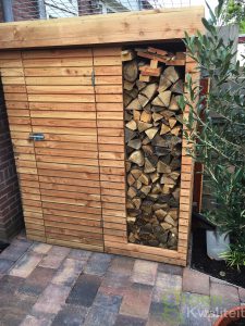 Tuinkast met haardhout opslag