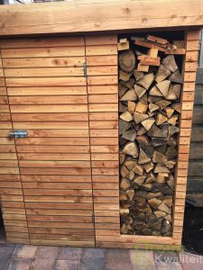 Tuinkast met haardhout opslag