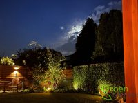 Tuin met licht aan
